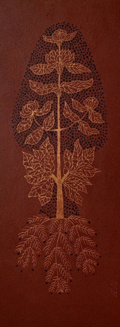 Arbre aux racines, motif doré sur fond brun-rouge